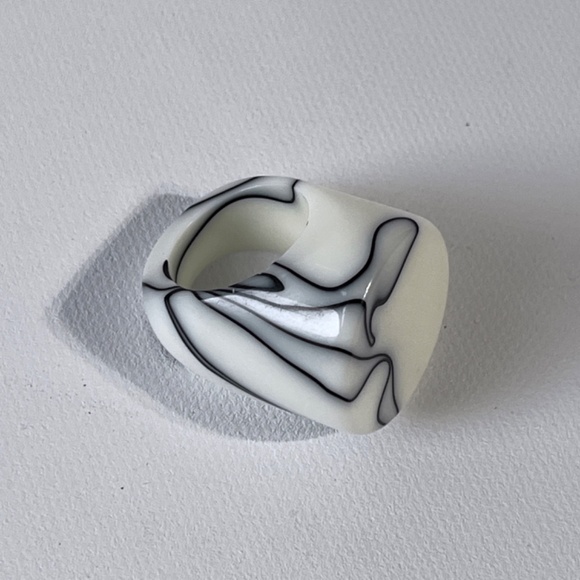 Vintage Lucite Ring Chunky Flat Top Dome White Black Marble Swirl Statement - Picture 9 of 14